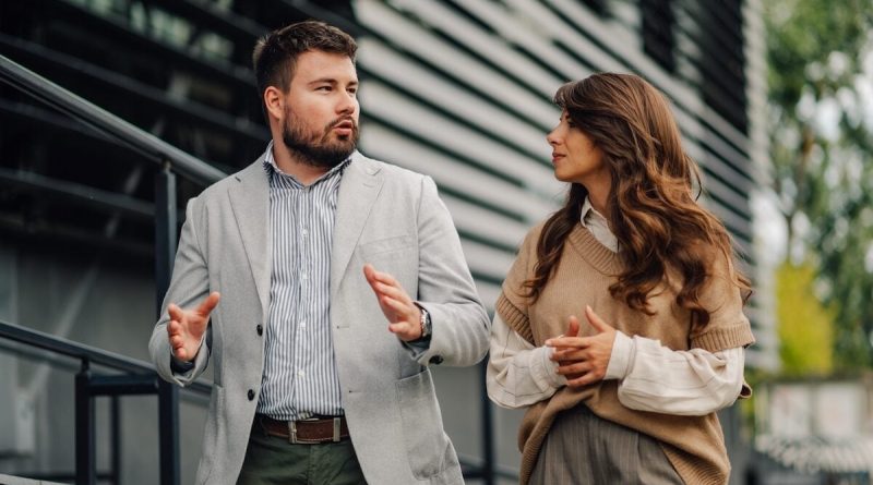 10 signes que les psychologues analysent pour comprendre une personne rapidement