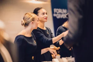 Soft skills essentielles pour exceller en tant qu'hôte ou hôtesse d'accueil