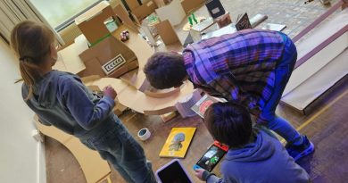 Dans un centre culturel, les enfants expérimentent des 'vacances digitales' axées sur la débrouille