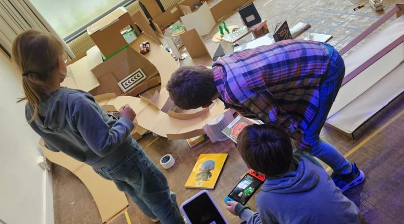 Dans un centre culturel, les enfants expérimentent des 'vacances digitales' axées sur la débrouille