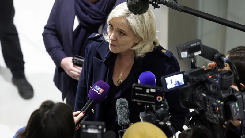 Marine Le Pen, s'adresse à la presse à son arrivée à l'audience des plaidoiries, lors du procès des assistants parlementaires du FN au tribunal de Paris (13 novembre 2024).