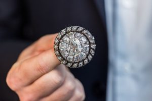 Une broche de Napoléon en diamants se vend pour 3,79 millions d'euros lors d'une enchère