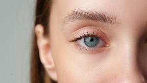 Des patients aveugles retrouvent la lecture grâce à une puce implantée sous la rétine