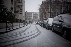 Bataille de boules de neige entre jeunes et policiers municipaux : un moment de convivialité