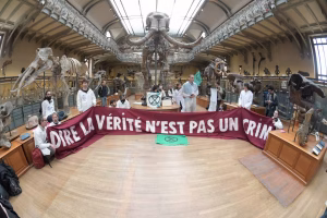 Six mois de prison ferme pour un jet de peinture : la répression des militants écologistes s'intensifie