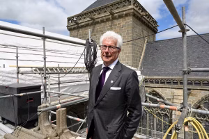 Ken Follett, le romancier, obtient la nationalité française : ce que les Britanniques admirent