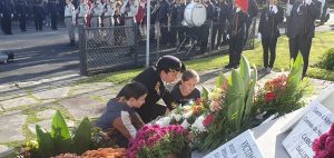 Dépôt de gerbes par la sous-préfète et les enfants des écoles