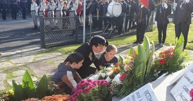 Dépôt de gerbes par la sous-préfète et les enfants des écoles