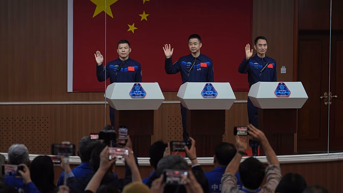 Trois astronautes chinois coincés dans la station spatiale rentrent sur Terre.