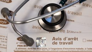 Arrêts maladie : les députés fixent une durée maximale de prescription, des critiques émergent