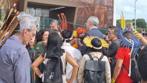 COP30 : des peuples autochtones perturbent les négociations climatiques en cours