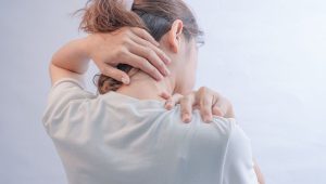 Torticolis : Chloé Blanchon, ostéopathe, partage ses conseils pour soulager la douleur au cou