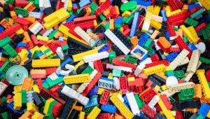 Karine Elmarek utilise des Légos pour favoriser le développement des enfants - ICI