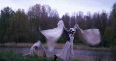 Elficologie : une exposition sur la récolte de la rosée du matin