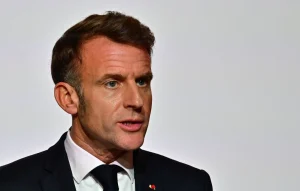 Trump évoque un dialogue avec Maduro tout en maintenant la pression militai…