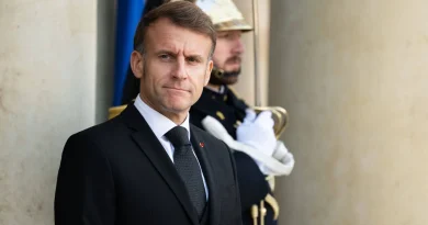 C’est quoi cette statue hyperréaliste de Donald Trump crucifié ?