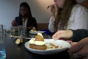 Un restaurateur invite chaque semaine des lycéens boursiers à déguster un repas bistronomique