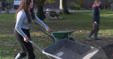 Les élèves d'un lycée creusent une mare pour la biodiversité avec un support pédagogique adapté