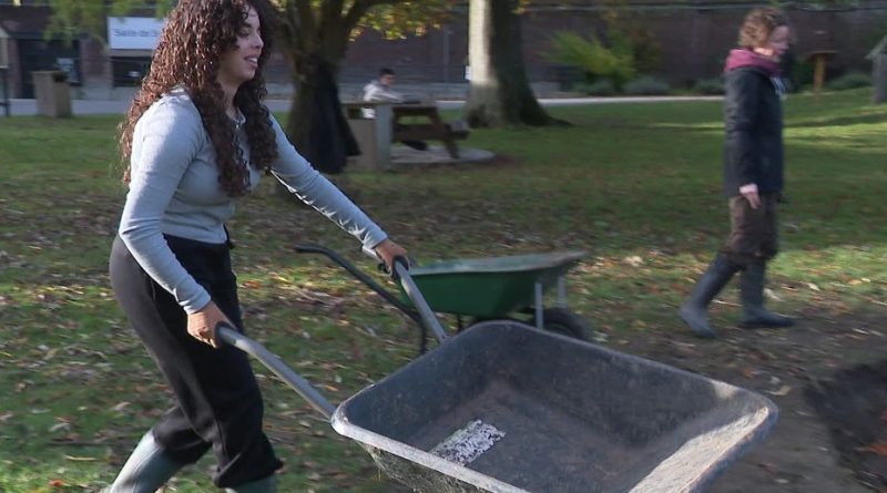 Les élèves d'un lycée creusent une mare pour la biodiversité avec un support pédagogique adapté