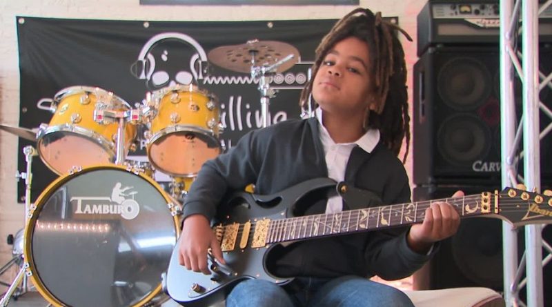 Timéo, 10 ans, prodige de la guitare, aspire à devenir le meilleur guitariste du monde