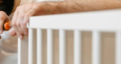 Un enfant d'un an mange des livres, jouets et meubles : il trouve toujours quelque chose à mâcher.