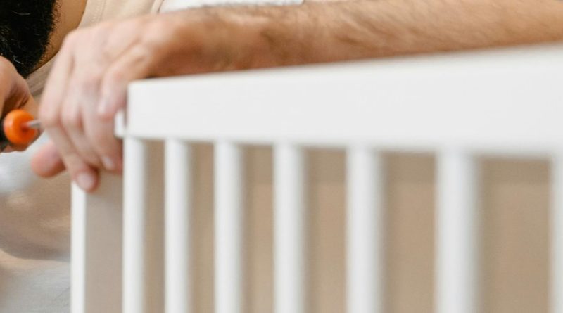 Un enfant d'un an mange des livres, jouets et meubles : il trouve toujours quelque chose à mâcher.