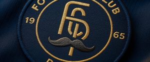 Un club de foot amateur modifie son logo en ajoutant une moustache en pleine saison