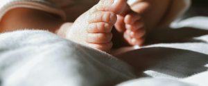Une mère s'endort dans la baignoire avec son bébé, l'enfant meurt noyé