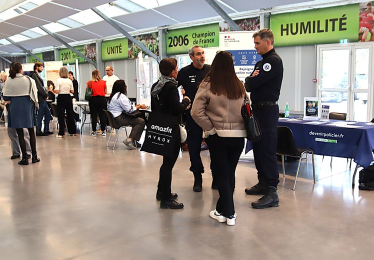 La police et l’armée ne laissent pas les jeunes indifférents.