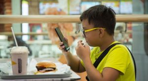 Europe : l'OMS alerte sur le surpoids des enfants à un niveau préoccupant