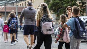 À Genève, un parent d’élève s’indigne de photos de son fils prises à l’école sans autorisation.