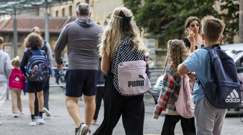 À Genève, un parent d’élève s’indigne de photos de son fils prises à l’école sans autorisation.