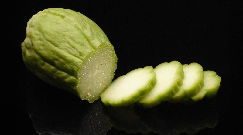 À Lausanne, Nicolas Diegues du Royal Savoy prépare la chayotte de trois manières différentes.