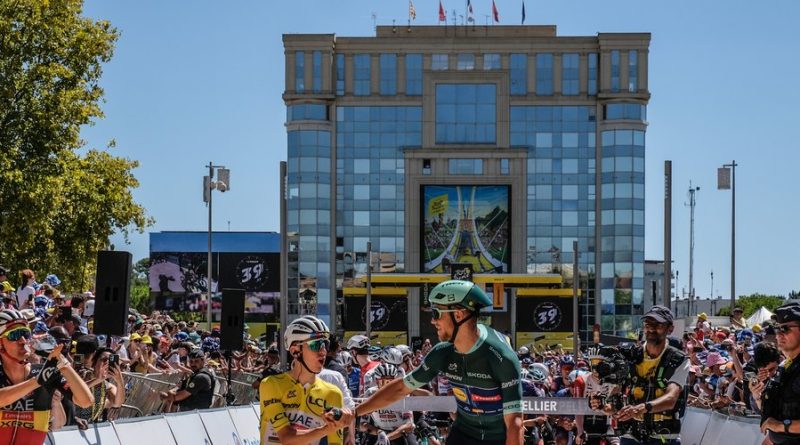 Tadej Pogacar a couru blessé au genou et a dû aller à l'hôpital après le Tour de France