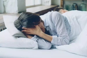 Une psychologue explique pourquoi certaines femmes pleurent après l'amour et la tristesse qui l'accompagne