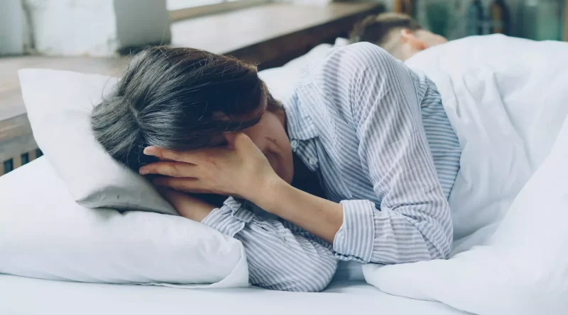 Une psychologue explique pourquoi certaines femmes pleurent après l'amour et la tristesse qui l'accompagne