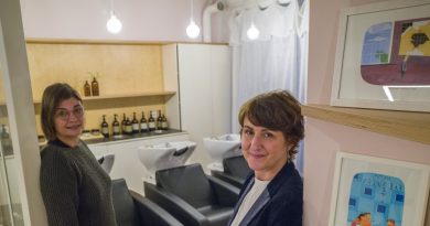 Ce salon de coiffure à Toulouse se transforme en bulle d’art et d’évasion