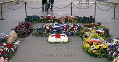 Un homme s'assoit sur la tombe du soldat inconnu en se faisant passer pour "le président" et finit à l'infirmerie.