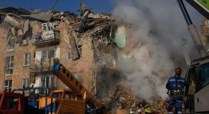 Ukraine : huit morts dans l'une des attaques russes les plus importantes depuis le début de la guerre