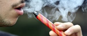 À Auch, des adolescents restent accros aux puffs, des cigarettes jetables interdites en France