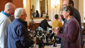 45 experts impressionnés par les grands vins de l’Hérault, certains vieux de plus de 10 ans