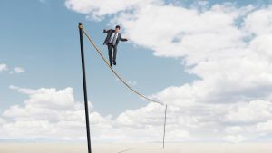 Un enfant tombe plus de 2 300 fois avant de marcher : pourquoi stigmatiser l'erreur adulte ?