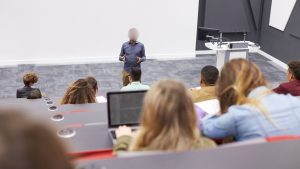 Gwen, étudiante en médecine atteinte d'un cancer, pourra reprendre ses études