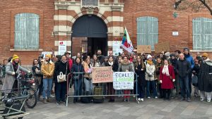 Parents d'élèves de l'école élémentaire Lakanal à Toulouse demandent un remplacement stable des enseignants absents.