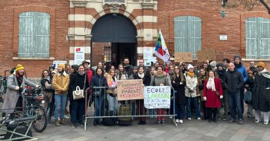 Parents d'élèves de l'école élémentaire Lakanal à Toulouse demandent un remplacement stable des enseignants absents.