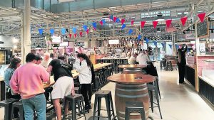 Halles de Béziers un an après : bilan des commerçants et affluence constatée