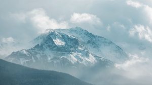 Intervention des sauveteurs en montagne : des randonneurs alertent pour une fille ayant froid aux pieds.