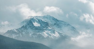 Intervention des sauveteurs en montagne : des randonneurs alertent pour une fille ayant froid aux pieds.