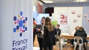 Fraude sociale : le Sénat propose une surveillance des chômeurs pour lutter contre le travail non déclaré