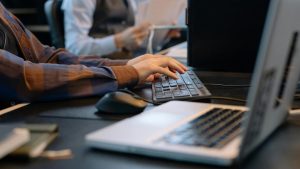 Une start-up suisse recrute un salarié pour 100 heures de travail par semaine, la polémique s'installe